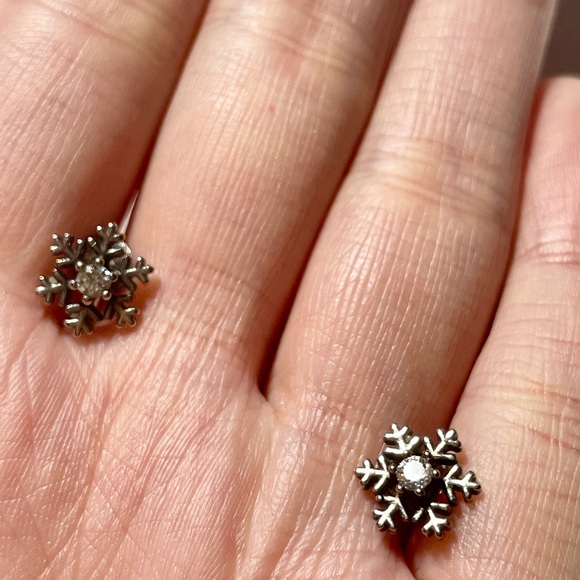 Micheal Hill Snowflake Silver Studs - Picture 4 of 4